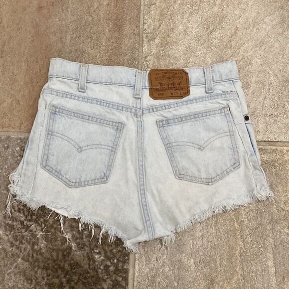 Vintage Levi’s 550 Distressed Destroyed Denim Shorts USA Made Light Wash Size 29 - Picture 6 of 8